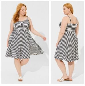 Torrid | Fit & Flare | Black & White | Super Soft | Size: 00